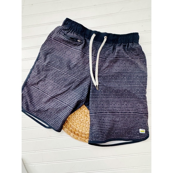 Vuori Mens Banks 7 inch Shorts Unlined Navy Stripe 4 Way Stretch Gym Shorts M